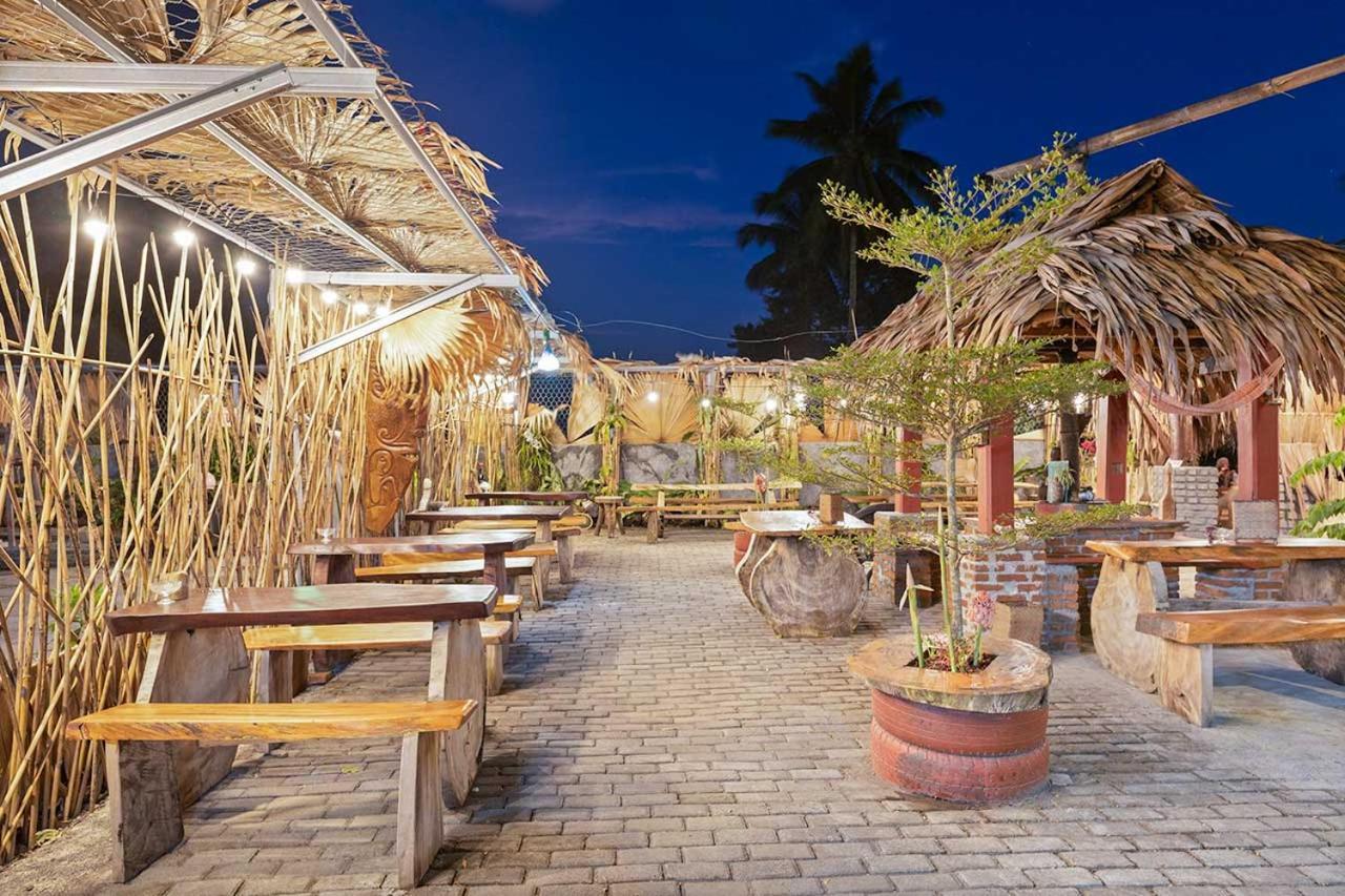 Onong'S Homestay & Cafe Tomohon Exterior photo